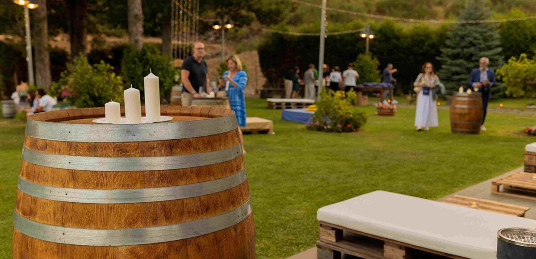 Una botte apparecchiata nel giardino della cantina durante un evento