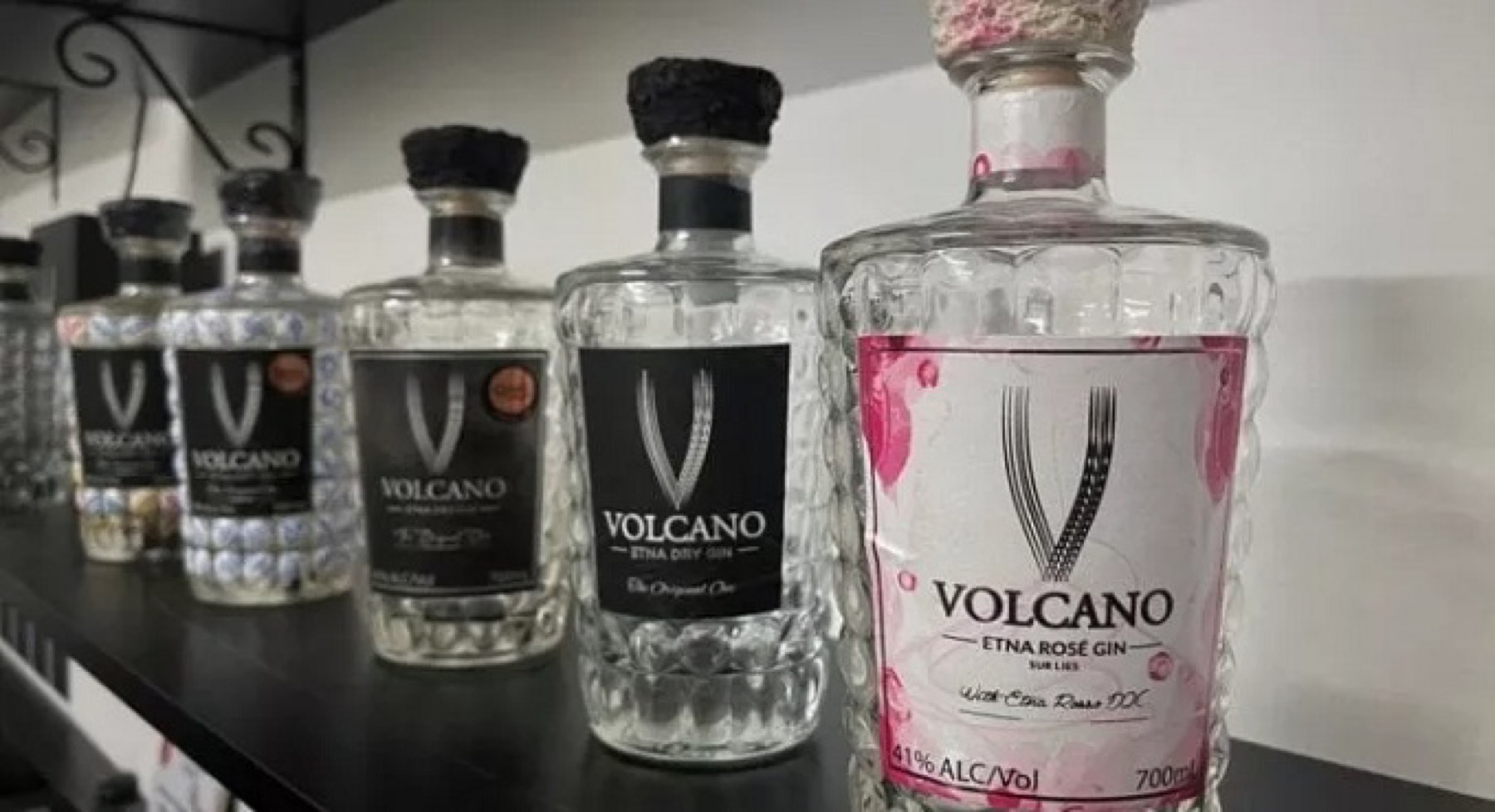 Le bottiglie del gin Etna Rosé